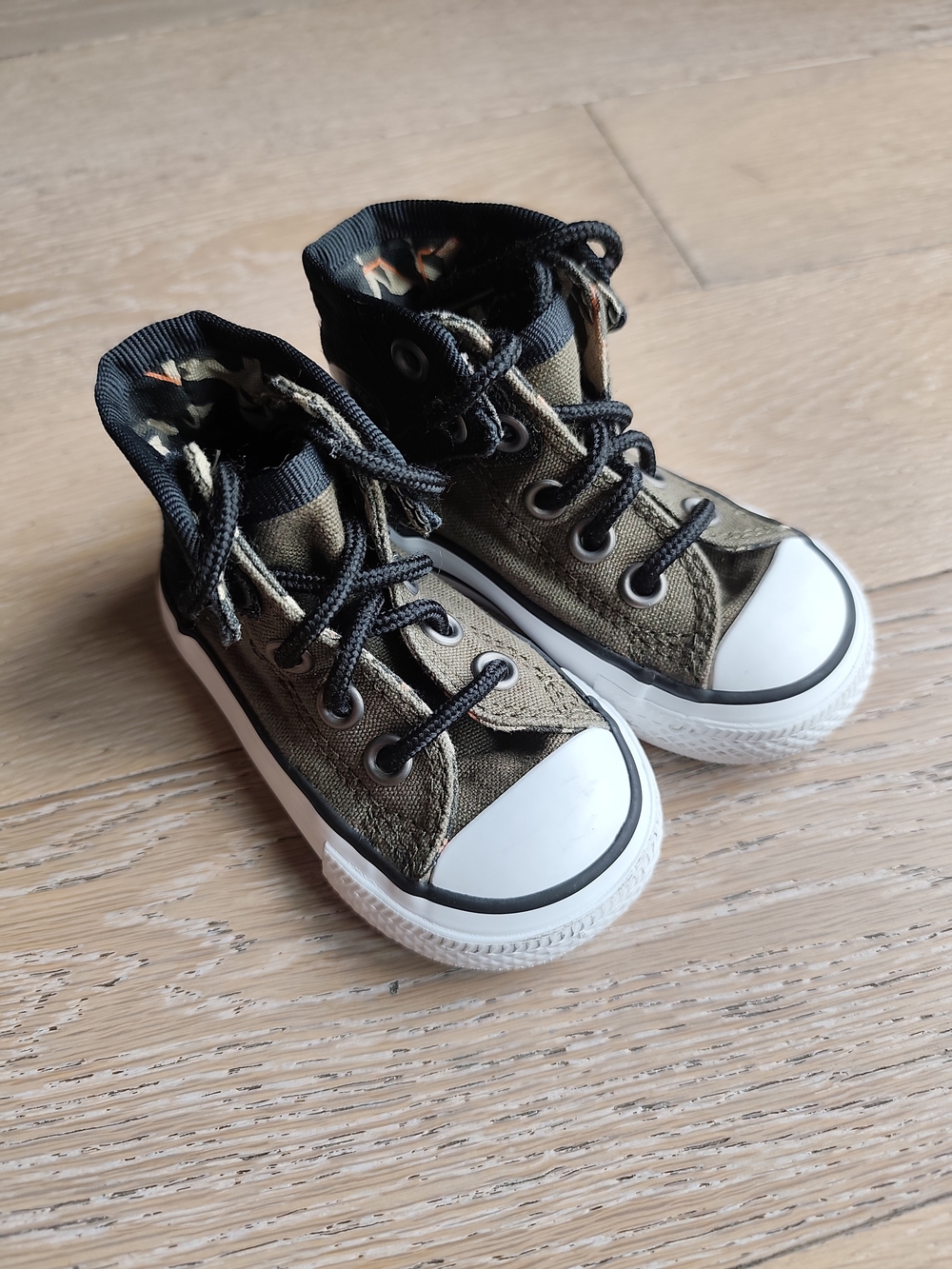 Converse Kids High-Top Sneakers in Olive Green and Black Size 4